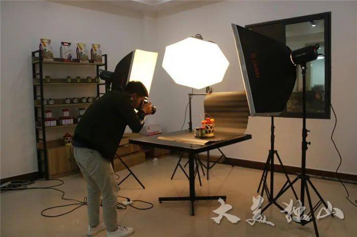 筑巢引凤 独山县电商公共服务中心发放入驻“大礼包”，摄影服务助力电商发展